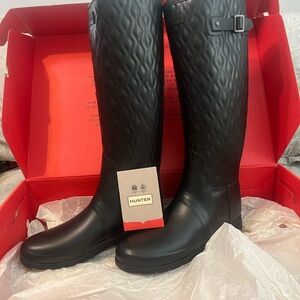 Brand new HUNTER tall vertical quilt boot.